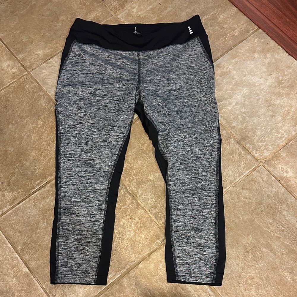 Lands' End Gray Heather & Black Capri Athletic Leggings